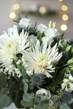 festbord med hvite blomster festbord med hvite blomster